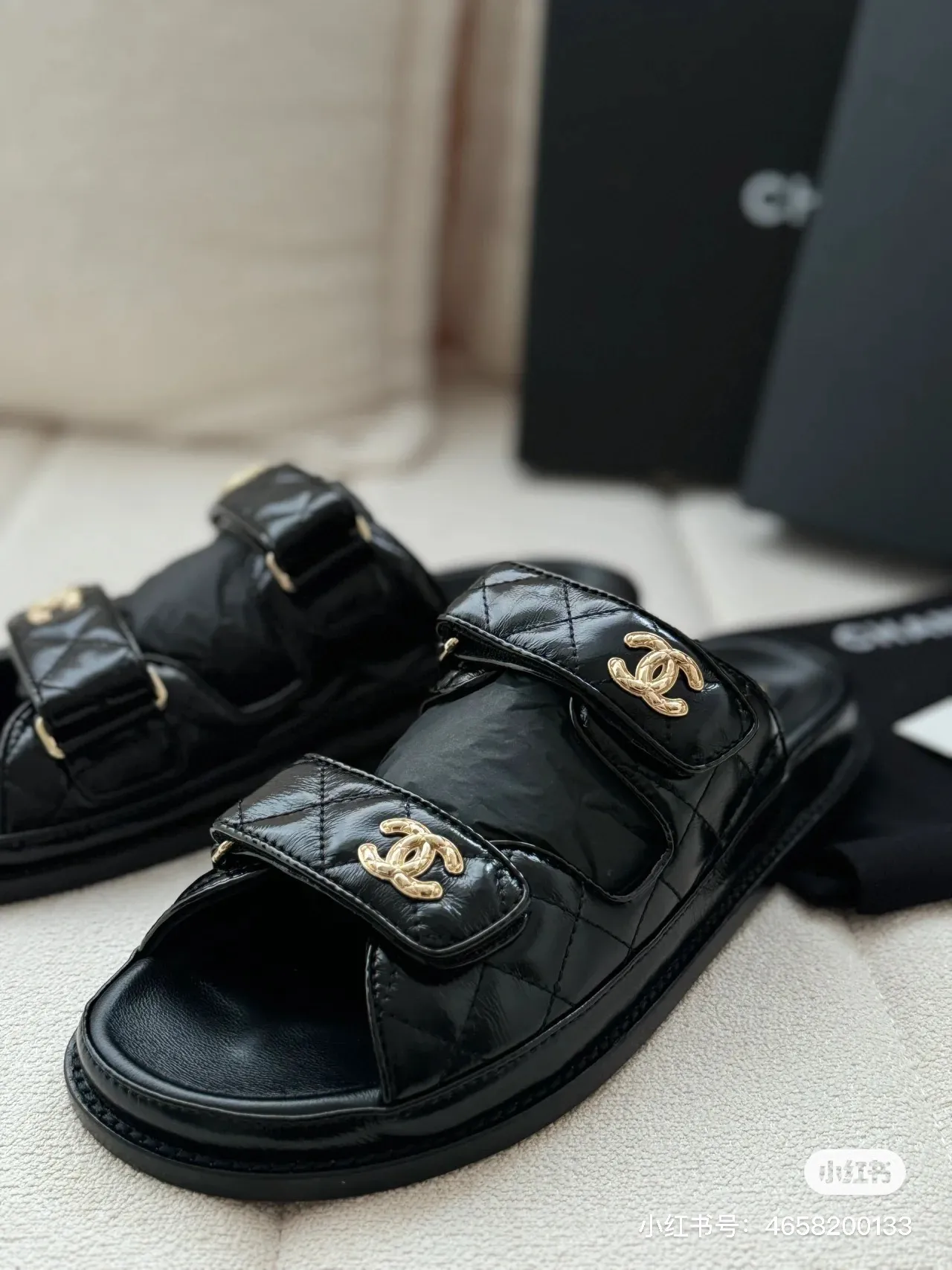 👟👟Ex-factory price 480👟👟 𝑐ℎ𝒶𝓃𝓮𝓁 2024 early spring latest season new Velcro slippers ————————————❤ European purchasing agent & fragrance grandma’s new fashion latest layout 🔛 Small fragrance sandals that exude lasting charm ~ The original development supports any comparison in the market 🆚The so-called smooth and natural lines To restore the original look, many celebrities have recommended it as one of the must-have items for spring. It is super comfortable on the feet! [Top version] ⚫ Size: 35-41 ⚫ Color: white